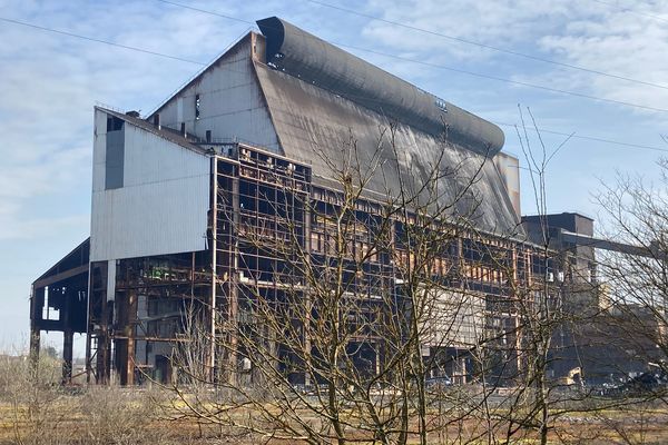 la carcasse vide de l'aciérie de Gandrange en cours de démolition. Mars 2022