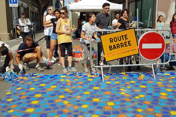 Désormais colorée et interdite à la circulation, la rue du Jeu-des-Enfants créée l’événement à Strasbourg