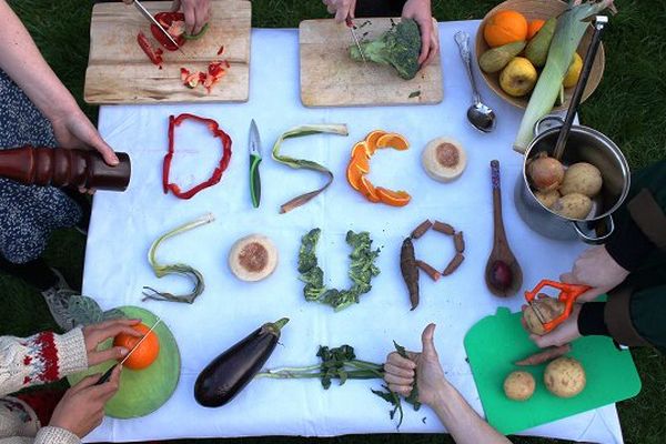 La Disco Soupe, un mouvement festif de lutte contre le gaspillage alimentaire.