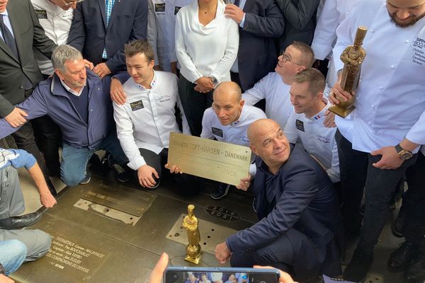 Le Bocuse d'Or 2021 remporté par Davy Tissot. Une plaque à son nom est apposée au côté de celles des précédents gagnants devant l'entrée de l'auberge de Collonges. Un moment d'émotion pour le chef lyonnais qui a fait ses débuts à l’Auberge de Collonges, le restaurant de Paul Bocuse. La précédente édition en 2019, avait été remportée par le Danois Kenneth Toft-Hansen - 28/9/21