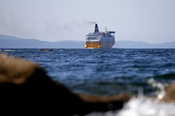 Seule la Corsica Ferries continue de transporter des passagers, munis d'une dérogation. 