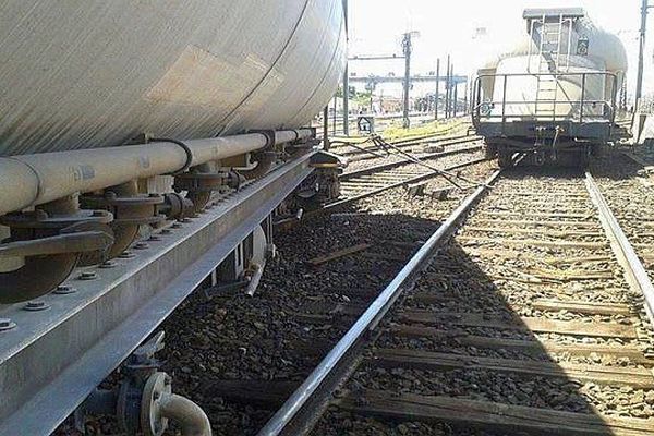 Narbonne (Aude) - un train de fret privé déraille en gare sur une voie d'accès au réseau SNCF - 14 mai 2014.