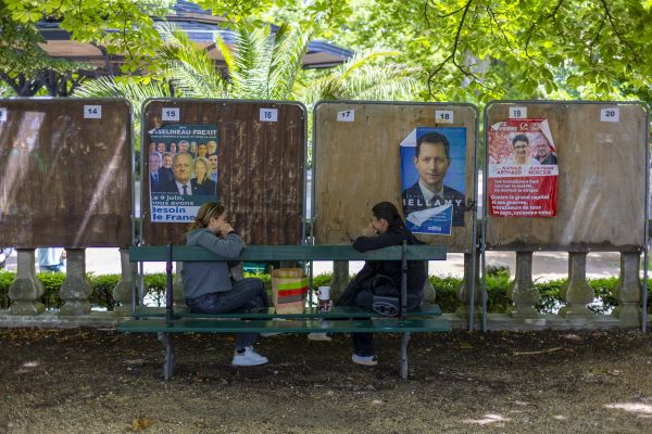 Des panneaux électoraux dans le centre-ville de Grenoble avant le scrutin des européennes, le 9 juin 2024.