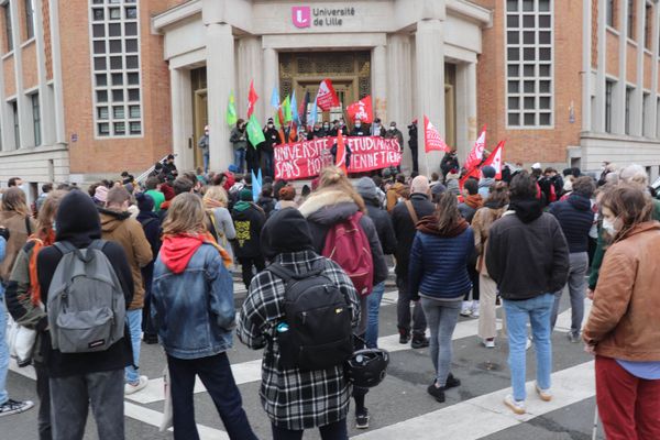 Une centaine d'étudiants manifestaient déjà, le 20 janvier 2021 devant le siége de la faculté de Lille pour dénoncer le manque d'aide du gouvernement aux étudiants en grande difficulté depuis le coronavirus. 