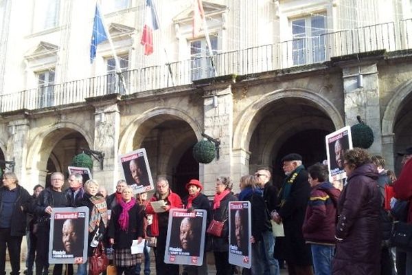 Devant la mairie de Cahors, 80 personnes ont rendu un dernier hommage à Mandela