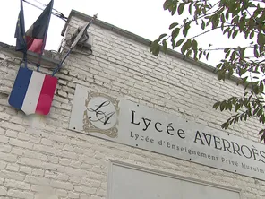 Le lycée Averroès se situe dans le quartier de Lille Sud.