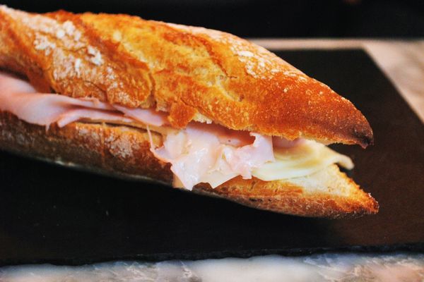 Un sandwich au jambon.