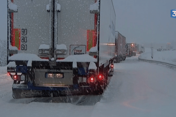 Les camions poids-lourds étaient bloqués jeudi soir sur les routes de Haute-Loire.