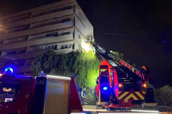 Sept balcons d'une même façade se sont écroulés ce dimanche 14 avril à Antibes, à l'heure du dîner.