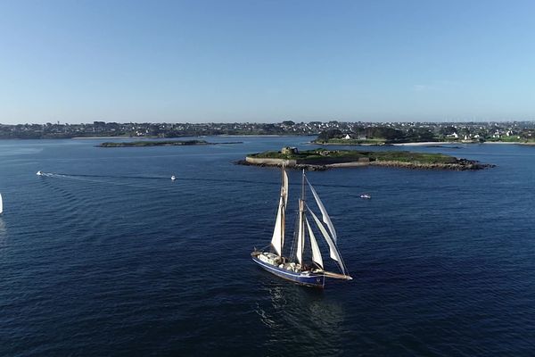 Le Gallant, navire à deux mâts et 415m2 de voiles, a participé à de nombreuses fêtes maritimes en Bretagne entre 2000 et 2023.