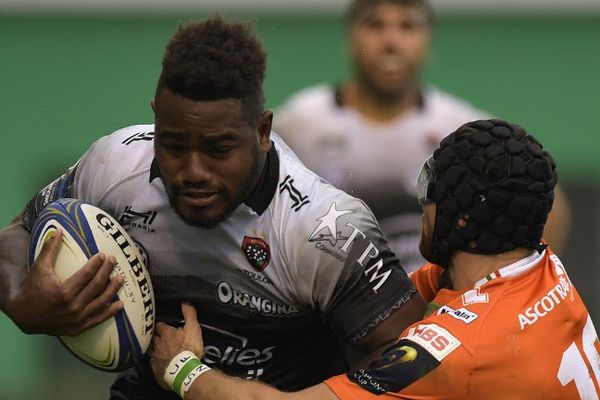 Le Toulonnais Josua Tuisova tente d'échapper au plaquage de son adversaire italien.