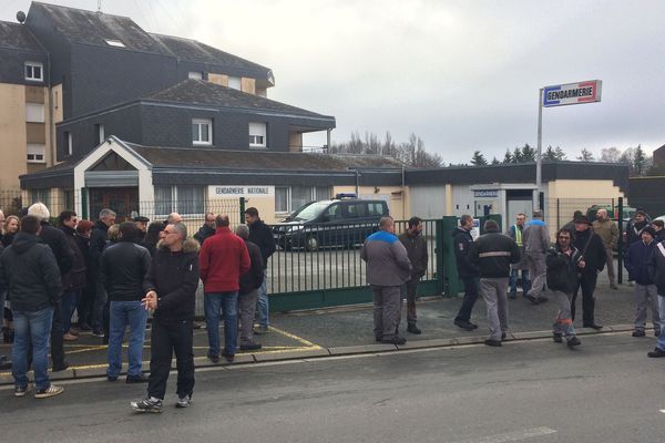 Ce lundi 6 février au matin, les salariés de GM&S ont porté plainte contre X pour abus de confiance à la gendarmerie de La Souterraine