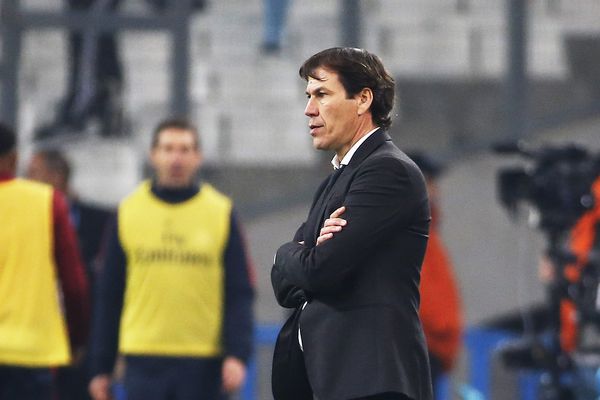 Rudi Garcia encaisse la lourde défaite de ses joueurs contre les Parisiens.
