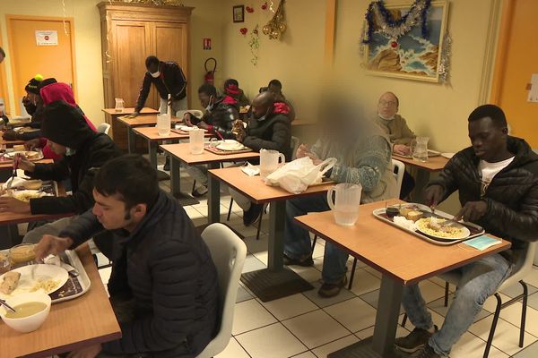 Un repas chaud pour les sans-abri