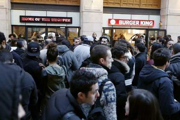 La foule lors de l'ouverture du premier Burger King en France gare Saint-Lazare à Paris