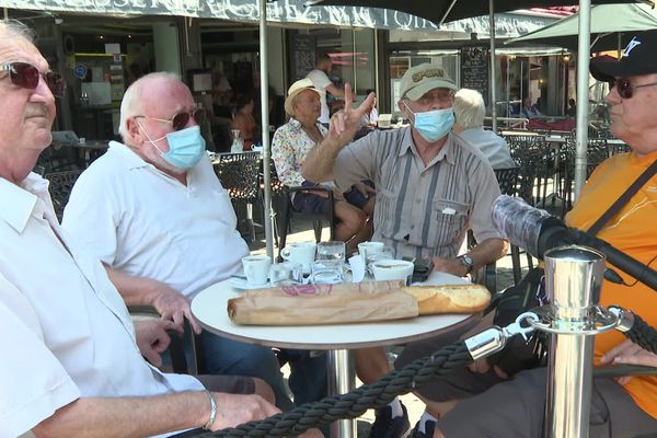 A Antibes, les seniors sortent masqués, pas tous !