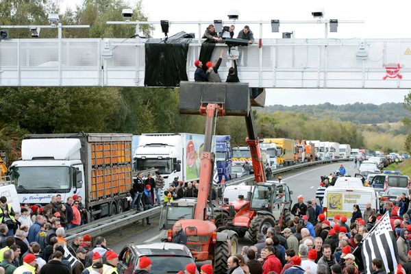 Novembre 2013. A Saint-Allouestre (Morbihan), le portique écotaxe a été mis à terre par les manifestants.