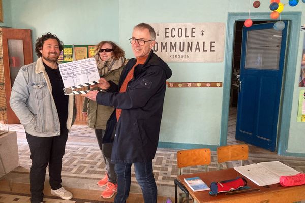 Le maire et deux figurants du Juch dans la salle de classe de l'école communale qui a servi de décor aux "Petites victoires"