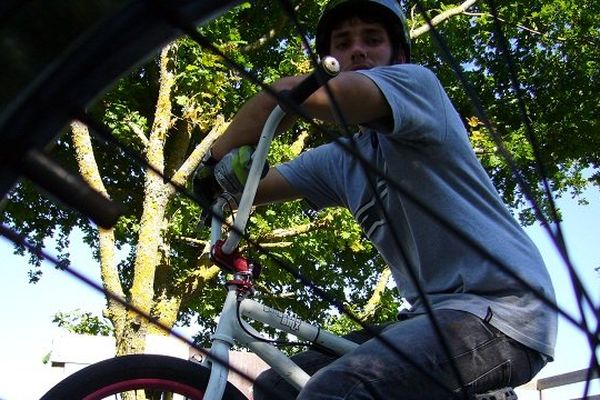 Istvan Caillet, 21 ans, rêve de réussir en BMX.