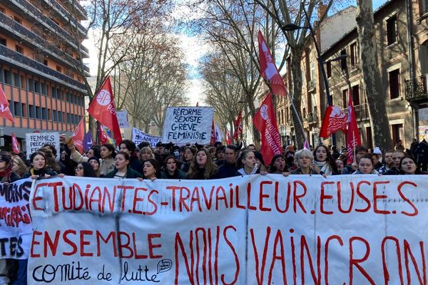 Les lycéens et les étudiants participent à la manifestation contre les retraite, comme ici à Toulouse (Haute-Garonne).