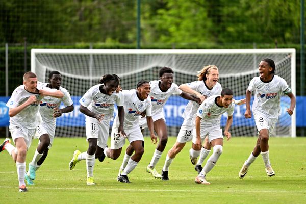 La joie des joueurs de l'Amiens SC U17 après leur victoire face aux jeunes du LOSC en finale du championnat de France, samedi 15 juin 2024.