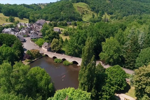 Affluent de la Dordogne, la Vézère prend sa source sur le plateau de Millevaches avant de traverser la Corrèze