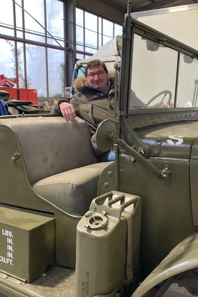 Patrick Baumann, coorganisateur et Alphonse Dorgler, collectionneur dans un véhicule Dodge "Command Car".