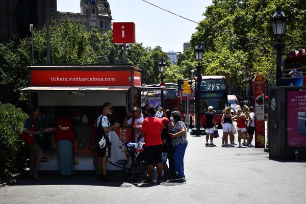 Touristes au coeur de Barcelone en juillet.