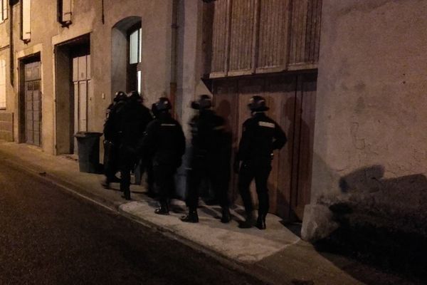 Les gendarmes lors de l'opération menée ce matin à Grenade