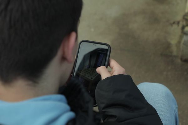 Pour le smartphone comme pour le reste de l'éducation, le docteur Pfersdorff conseille aux parents d'ados de se renseigner, de poser des cadres et de montrer l'exemple.