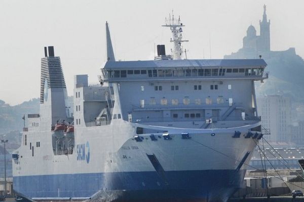 Le  "Paglia Orba" au port de Marseille, le 27 mars 2014