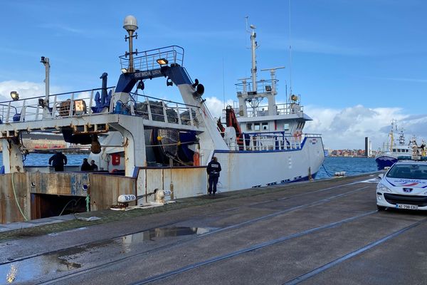 Le bateau de pêche néerlandais à bord duquel ont été repêchés les corps d'un homme et d'un chien dans le port du Havre