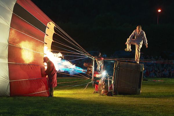 L'une des images fortes de cette trentième édition : le spectacle Exit de la compagnie Inextrémiste...