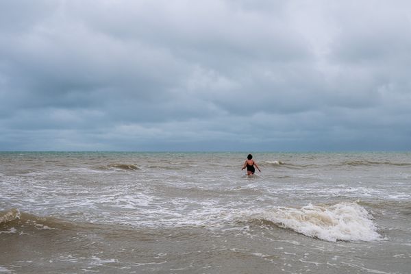 Marie Anne Gaschard dite "la sirène du bain des givrés", nage quotidiennement dans des eaux froides. Ici sur la plage de Malo-les-bains à Dunkerque.