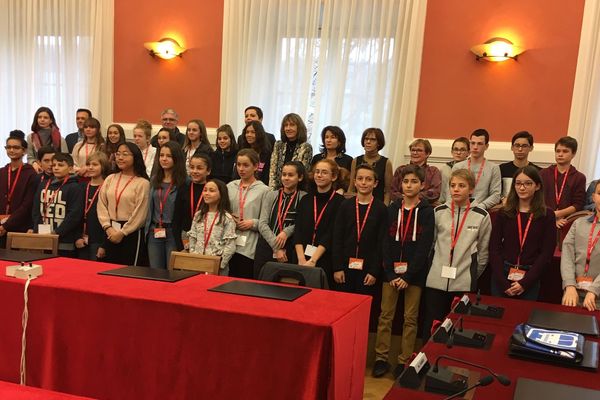 Les collégiens élus au conseil des jeunes de la Savoie ont été "intronisés" dans la symbolique salle des délibérations de l'Hôtel du département 