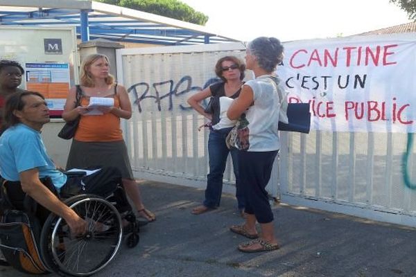 Montpellier - les parents d'élèves sont inquiets des nouveaux rythmes scolaires de rentrée - 3 juillet 2014.