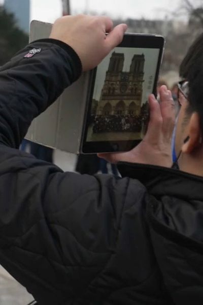 Les touristes se pressent sur les lieux des JO et devant Notre-Dame de Paris.