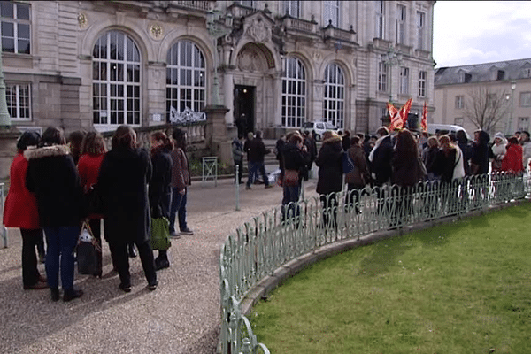 Près d'une centaine d'agents rassemblés devant l'hôtel de ville 