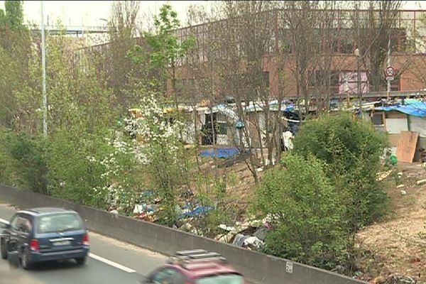 Le bidonville de Gennevilliers est situé entre deux axes rapides. 