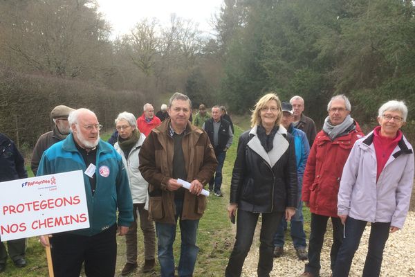 Polémique : les membres de l'association des Amis de Sologne protestent contre les propriétaires qui s'accaparent des chemins communaux pour agrandir leur terrain de chasse.