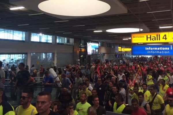 Des salariés d'Air France manifestent dans un hall de l'aéroport Marseille-Provence.