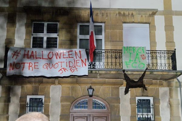 Pour Halloween, les jeunes agriculteurs ont voulu dénoncer leur cauchemar quotidien.