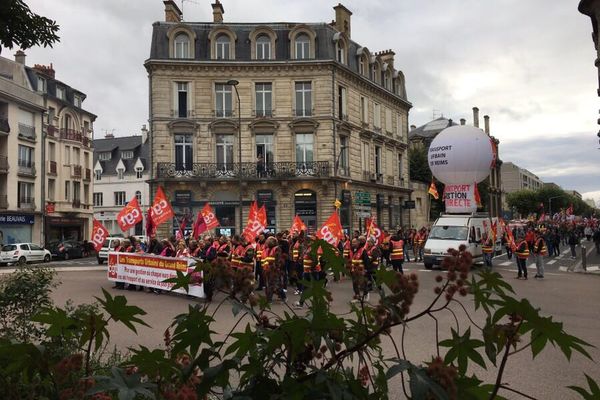 Les fonctionnaires en grève défilent dans Reims, le mardi 5 octobre 2021.