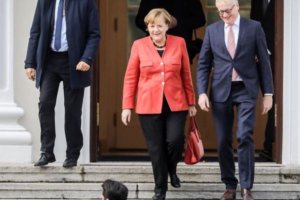 Angela Merkel à la sortie de sa discussion avec le président allemand Frank-Walter Steinmeier au château de Bellevue le 20 novembre