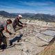 Au pied des monts du Cantal, la restauration d'un toit en lauze.