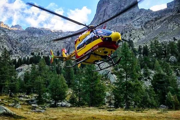 L'hélicoptère Dragon 06 est intervenu pour porter secours au couple d'alpiniste ce dimanche matin.