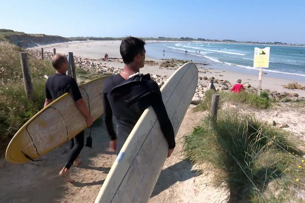 La plage de la Torche à Plomeur dans Pays Bigouden est devenu en trente ans un spot réputé au niveau international. Il accueille chaque année des milliers de surfeurs.