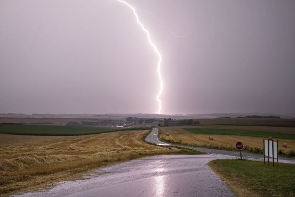 Un éclair capturé près de Camiers dans le Pas-de-Calais.