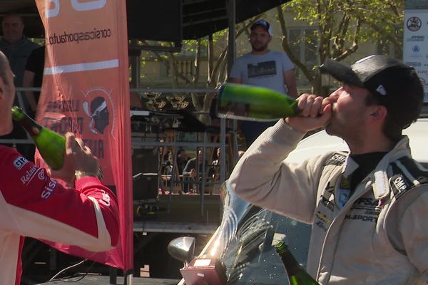 Jean-marc Manzagol et Hugo Micheli partagent le champagne sur le podium.