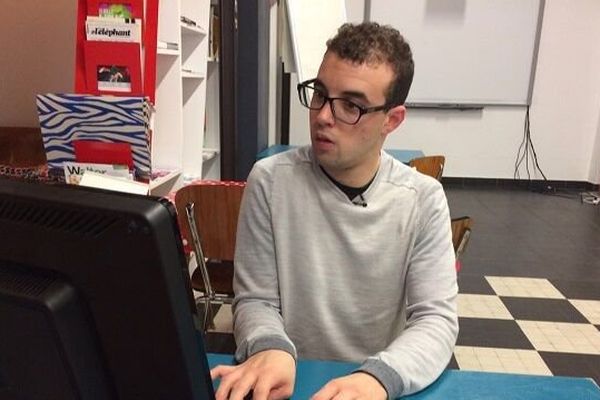 Guillaume Vachias, 25 ans, a créé son entreprise d'infographie, suit une formation de web designer et prépare un triathlon. Une volonté de fer pour être autonome.